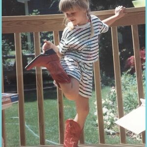 Hand-me-down kid turned thrift addict. Giving great pieces their second wind.